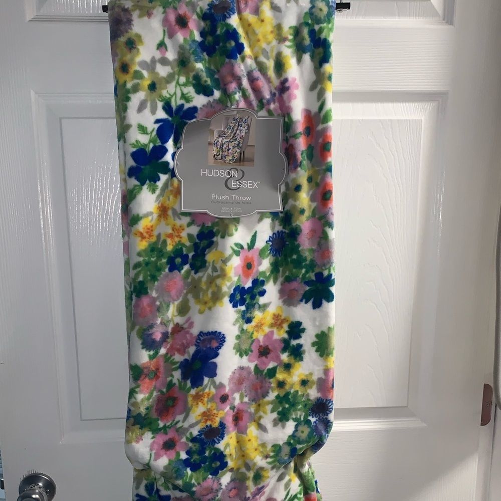 Spring Easter Adorable Soft Floral throw Blanket NWT Garden Vibrant Gorgeous NWT